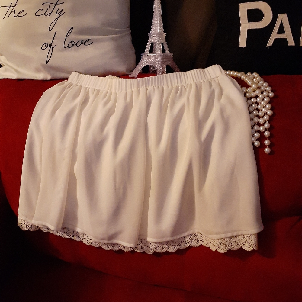 NWOT Really pretty skirt/lace trim underneath new